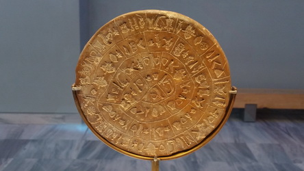 20160426_529 GR, Kreta, Heraklion, Archaeologisches Museum, Diskus von Festos.jpg